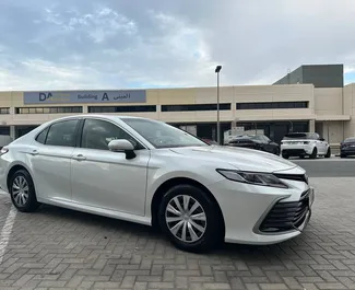 Wynajmij Toyota Camry 2023 w ZEA. Paliwo: Benzyna. Moc: 210 KM ➤ Koszt od 140 AED za dobę.