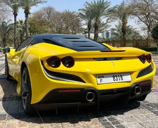 Ferrari F8 2022 do wynajęcia w Dubaju. Limit przebiegu 250 km/dzień.