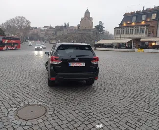 Wnętrze Subaru Forester Limited do wynajęcia w Gruzji. Doskonały samochód 5-osobowy. ✓ Skrzynia Automatyczna.