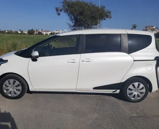 Wypożyczalnia Toyota Sienta w Larnace, Cypr ✓ Nr 6518. ✓ Skrzynia Automatyczna ✓ Opinii: 1.