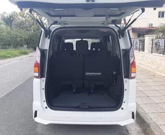 Nissan Serena 2018 do wynajęcia w Larnace. Limit przebiegu nieograniczony.