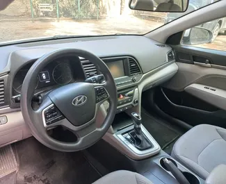 Wnętrze Hyundai Elantra do wynajęcia w Gruzji. Doskonały samochód 4-osobowy. ✓ Skrzynia Automatyczna.