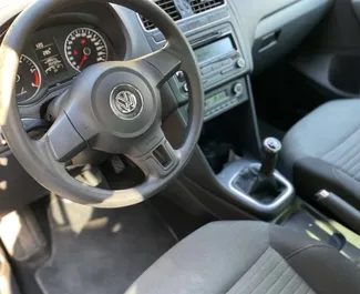 Wynajmij Volkswagen Polo 2011 w Albanii. Paliwo: Diesel. Moc: 95 KM ➤ Koszt od 19 EUR za dobę.