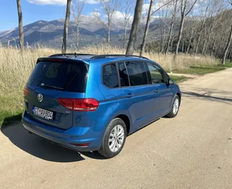 Wynajmij Volkswagen Touran 2017 w Czarnogórze. Paliwo: Diesel. Moc: 125 KM ➤ Koszt od 47 EUR za dobę.