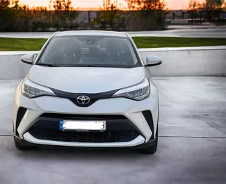 Wynajmij Toyota C-HR 2020 w Gruzji. Paliwo: Benzyna. Moc: 150 KM ➤ Koszt od 115 GEL za dobę.