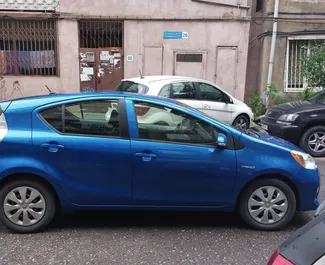 Wynajmij Toyota Prius C 2013 w Gruzji. Paliwo: Hybryda. Moc: 96 KM ➤ Koszt od 62 GEL za dobę.