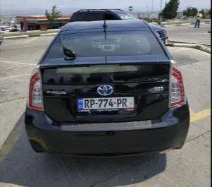 Wynajmij Toyota Prius 2013 w Gruzji. Paliwo: Hybryda. Moc: 134 KM ➤ Koszt od 67 GEL za dobę.