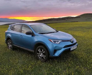 Wnętrze Toyota Rav4 do wynajęcia w Gruzji. Doskonały samochód 5-osobowy. ✓ Skrzynia Automatyczna.