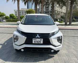 Wynajmij Mitsubishi Xpander 2023 w ZEA. Paliwo: Benzyna. Moc:  KM ➤ Koszt od 170 AED za dobę.