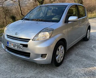 Wynajem samochodu Daihatsu Sirion nr 6580 (Automatyczna) w Budvie, z silnikiem 1,5l. Benzyna ➤ Bezpośrednio od Luka w Czarnogórze.