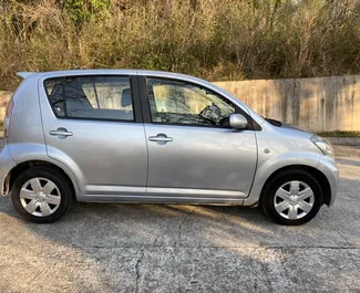 Wynajmij Daihatsu Sirion 2010 w Czarnogórze. Paliwo: Benzyna. Moc: 103 KM ➤ Koszt od 25 EUR za dobę.