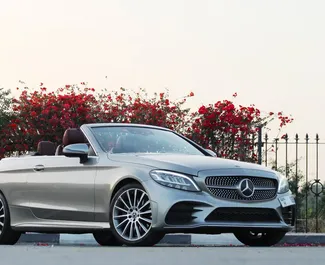 Wypożyczalnia Mercedes-Benz C300 Cabrio w Dubaju, ZEA ✓ Nr 6642. ✓ Skrzynia Automatyczna ✓ Opinii: 3.