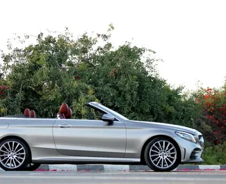 Wynajmij Mercedes-Benz C300 Cabrio 2020 w ZEA. Paliwo: Benzyna. Moc: 255 KM ➤ Koszt od 499 AED za dobę.