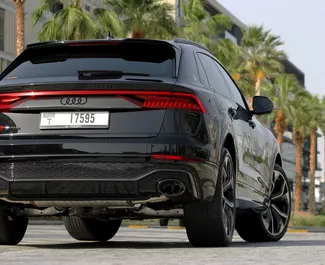 Audi RS Q8 2022 do wynajęcia w Dubaju. Limit przebiegu 250 km/dzień.