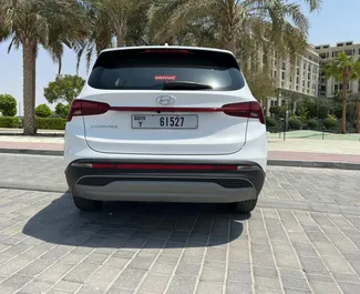 Hyundai Santa Fe 2023 do wynajęcia w Dubaju. Limit przebiegu 250 km/dzień.