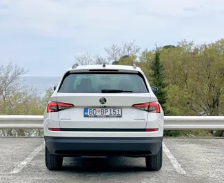 Wnętrze Skoda Kodiaq do wynajęcia w Czarnogórze. Doskonały samochód 7-osobowy. ✓ Skrzynia Automatyczna.