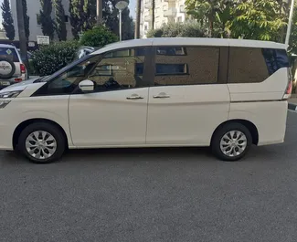 Wynajmij Nissan Serena 2021 na Cyprze. Paliwo: Benzyna. Moc: 150 KM ➤ Koszt od 48 EUR za dobę.