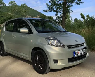 Wypożyczalnia Daihatsu Sirion w Budvie, Czarnogóra ✓ Nr 6700. ✓ Skrzynia Automatyczna ✓ Opinii: 1.