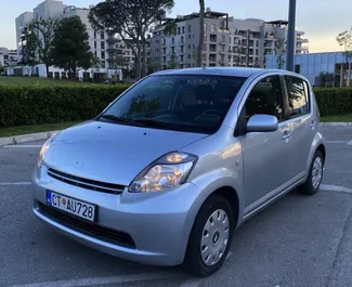 Wynajem samochodu Daihatsu Sirion nr 6581 (Automatyczna) w Budvie, z silnikiem 1,3l. Benzyna ➤ Bezpośrednio od Luka w Czarnogórze.