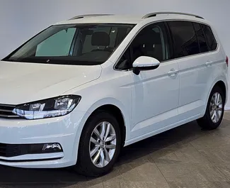 Wynajmij Volkswagen Touran 2018 in Czechia. Paliwo: Benzyna. Moc: 150 KM ➤ Koszt od 70 EUR za dobę.
