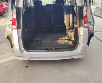 Wnętrze Nissan Serena do wynajęcia na Cyprze. Doskonały samochód 7-osobowy. ✓ Skrzynia Automatyczna.