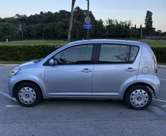 Wynajmij Daihatsu Sirion 2010 w Czarnogórze. Paliwo: Benzyna. Moc: 92 KM ➤ Koszt od 25 EUR za dobę.