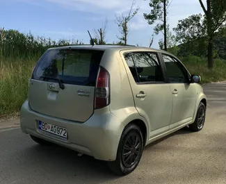 Wynajem samochodu Daihatsu Sirion nr 6700 (Automatyczna) w Budvie, z silnikiem 1,5l. Benzyna ➤ Bezpośrednio od Luka w Czarnogórze.