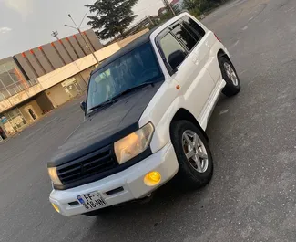 Wynajmij Mitsubishi Pajero Io 2005 w Gruzji. Paliwo: Benzyna. Moc: 210 KM ➤ Koszt od 90 GEL za dobę.