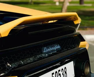 Lamborghini Huracan Evo Cabrio 2023 do wynajęcia w Dubaju. Limit przebiegu 250 km/dzień.