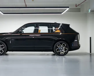 Wynajmij Rolls-Royce Cullinan 2022 w ZEA. Paliwo: Benzyna. Moc: 563 KM ➤ Koszt od 5183 AED za dobę.