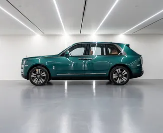 Wynajmij Rolls-Royce Cullinan 2022 w ZEA. Paliwo: Benzyna. Moc: 563 KM ➤ Koszt od 5119 AED za dobę.