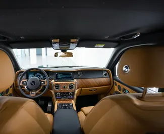 Rolls-Royce Cullinan 2022 do wynajęcia w Dubaju. Limit przebiegu 250 km/dzień.