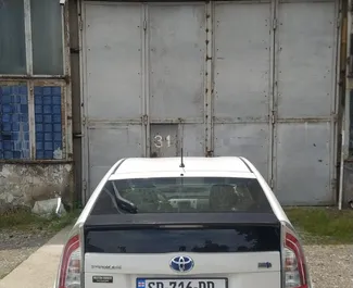 Wnętrze Toyota Prius do wynajęcia w Gruzji. Doskonały samochód 5-osobowy. ✓ Skrzynia Automatyczna.