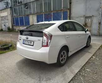 Toyota Prius 2012 do wynajęcia na lotnisku w Kutaisi. Limit przebiegu nieograniczony.