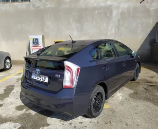 Wynajmij Toyota Prius 2012 w Gruzji. Paliwo: Hybryda. Moc: 170 KM ➤ Koszt od 115 GEL za dobę.