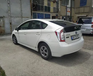 Toyota Prius 2012 – wynajem od właścicieli na lotnisku w Kutaisi (Gruzja).