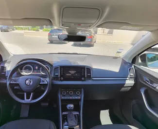 Skoda Karoq 2018 do wynajęcia w Budvie. Limit przebiegu nieograniczony.