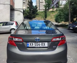 Wynajmij Toyota Camry 2014 w Gruzji. Paliwo: Hybryda. Moc: 160 KM ➤ Koszt od 90 GEL za dobę.