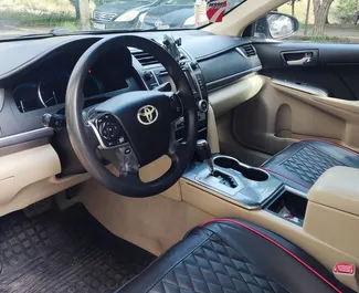 Toyota Camry – samochód kategorii Komfort, Premium na wynajem w Gruzji ✓ Bez Depozytu ✓ Ubezpieczenie: OC, CDW, FDW, Pasażerowie, Od Kradzieży.