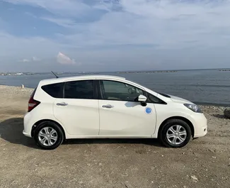 Wnętrze Nissan Note do wynajęcia na Cyprze. Doskonały samochód 5-osobowy. ✓ Skrzynia Automatyczna.