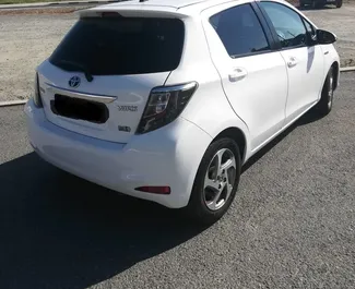 Wynajmij Toyota Yaris 2015 na Cyprze. Paliwo: Hybryda. Moc: 120 KM ➤ Koszt od 23 EUR za dobę.