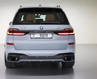 Wynajmij BMW X7 2023 w ZEA. Paliwo: Benzyna. Moc: 335 KM ➤ Koszt od 1950 AED za dobę.