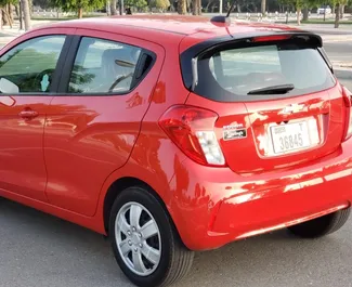 Wynajmij Chevrolet Spark 2023 w ZEA. Paliwo: Benzyna. Moc:  KM ➤ Koszt od 95 AED za dobę.