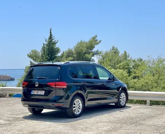 Wynajmij Volkswagen Touran 2020 w Czarnogórze. Paliwo: Diesel. Moc: 120 KM ➤ Koszt od 25 EUR za dobę.