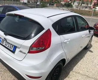 Wynajmij Ford Fiesta 2012 w Albanii. Paliwo: Benzyna. Moc: 75 KM ➤ Koszt od 20 EUR za dobę.