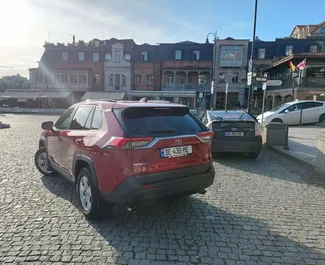 Wnętrze Toyota Rav4 do wynajęcia w Gruzji. Doskonały samochód 5-osobowy. ✓ Skrzynia Automatyczna.