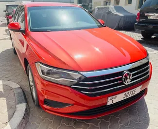 Wynajmij Volkswagen Jetta 2019 w ZEA. Paliwo: Benzyna. Moc: 140 KM ➤ Koszt od 95 AED za dobę.