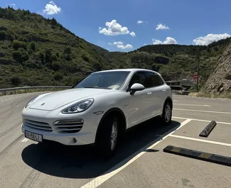 Wynajmij Porsche Cayenne 2013 w Gruzji. Paliwo: Diesel. Moc: 262 KM ➤ Koszt od 320 GEL za dobę.