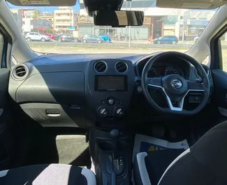 Wnętrze Nissan Note do wynajęcia na Cyprze. Doskonały samochód 5-osobowy. ✓ Skrzynia Automatyczna.