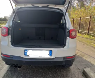 Wnętrze Volkswagen Tiguan do wynajęcia w Albanii. Doskonały samochód 5-osobowy. ✓ Skrzynia Manualna.